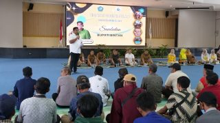 Sehari, Roby Kurniawan Menyosialisasikan Program Pembangunan Nyambi Menyerahkan 2.200 Paket Sembako