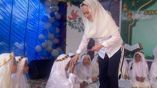 Tiba di Natuna, Cen Sui Lan Membikin Kagum Kaum Ibu dan Santri TPQ Istiqamah Pering