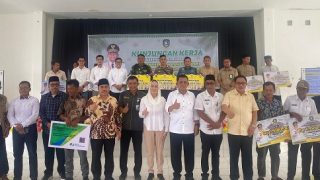 Gubenur Kepri Ansar Ahmad dan Cen Sui Lan Menyerahkan Bantuan buat Warga Natuna