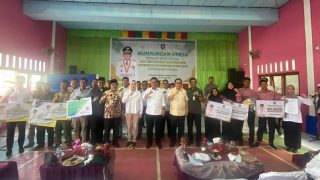 Gubernur Kepri Menyerahkan Bantuan Hampir Rp1 Miliar di Pulau Tiga Barat