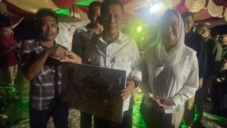 Gubernur Kepri Ansar Ahmad Menyerahkan Bantuan Rp2,7 Miliar untuk Bunguran Selatan