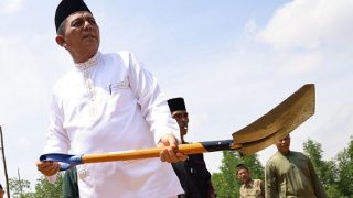Ansar Ahmad Mengawali Pembangunan Musala Raudhatul Jannah Tanjungpinang, Bantu 200 Sak Semen