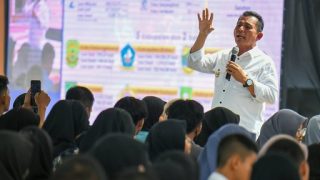 Kuliah Umum, Ansar Ahmad Memberikan Kiat Membangun Kepri kepada Mahasiswa UMRAH Tanjungpinang