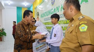 Gubernur Kepri Ansar Ahmad Menyerahkan Rp10,64 Miliar Saat Kunker ke Kecamatan Moro Karimun