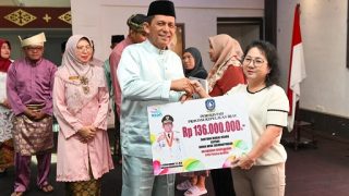 Gubernur Kepri Menyerahkan Bantuan Modal kepada 537 UMKM di Tanjungpinang Kota