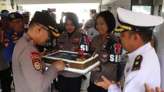 AKBP Riky Iswoyo Memberikan Kado Spesial untuk Lanal Bintan pada HUT TNI AL