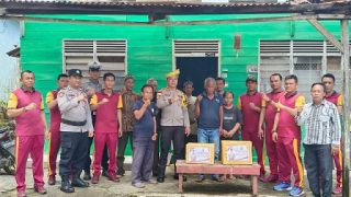 Kapolsek Bintan Timur Menyalurkan Bantuan Kapolda Kepri kepada Warga Terdampak Puting Beliung