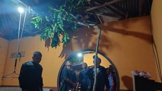 Polsek Gunung Kijang Membantu Warga Menangani Rumah Tertimpa Pohon Tumbang