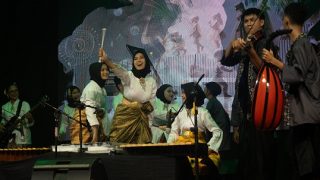 20 Pelajar Mementaskan Harmoni Kata sebagai Selebrasi Negeri Kata-kata