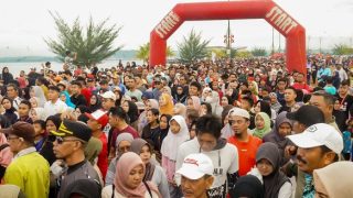 Peserta Jalan Santai Membeludak, Pembagian Doorprize Ditunda, Pemprov Kepri Minta Maaf