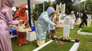 Wagub Kepri Ziarah ke Makam Tokoh Pejuang Kepri, Tabur Bunga di Makam HM Sani
