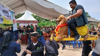 Roby Kurniawan Diarak dengan Sisingaan Parahyangan Paguyuban Pasundan di Bukit Senyum, Ini Maknanya