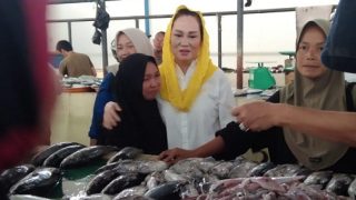 Cerita Cen Sui Lan Tatkala Bertemu Warga Penerima BSPS di Pasar Baru Ranai