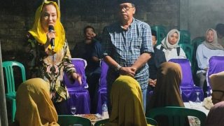 Warga Sebakung Berhujan-hujan Menghadiri Kampanye Cen Sui Lan demi Menginginkan Natuna Dipimpin Bupati Baru