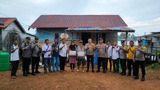 Polres Bintan Menyalurkan Bantuan kepada Masyarakat Terdampak Bencana Puting Beliung di Air Glubi
