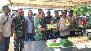 HUT Ke-79 TNI, Kapolsek Tanjungpinang Kota Beri Kue Spesial untuk Danramil