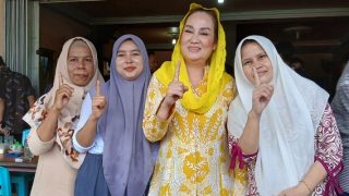 Pasangan Calon Bupati Natuna Nomor Urut 1 Bergurau dengan Kaum Ibu