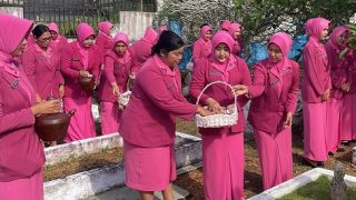 Peringatan HKGB Ke-72, Bhayangkari Polres Bintan Ziarah ke TMP Dwikora