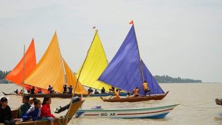 Lomba Sampan Layar Memeriahkan Hari Jadi Ke-25 Kabupaten Karimun