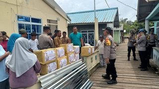 Polsek Bintan Timur Bantu Sembako kepada Warga Terdampak Bencana di Mantang Besar