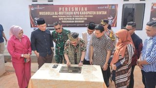 Ahdi Muqsith dan Kapolres Bintan Menghadiri Peresmian Musala KPU, Sekaligus Serah Terima Gudang Logistik