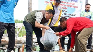 Ronny Kartika Menabur Benih Kerapu Cantang Senilai Rp60 Juta di Desa Kelong