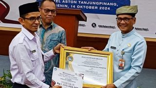 Setdako dan Diskominfo Tanjungpinang Meraih Penghargaan Wajah Bahasa Lembaga