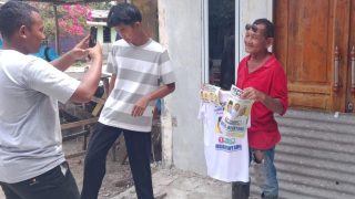 Relawan Menyosialisasikan Program Roby-Deby ke Rumah-rumah Warga di Bintan