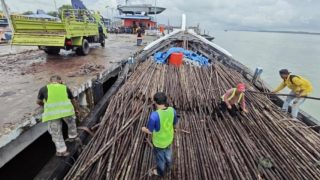 Kapal Patroli DJBC Kepri Mengamankan Belasan Ribu Kayu Teki