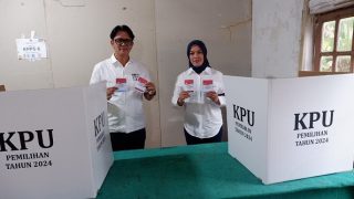 Nyoblos Bersama Mantan Bupati Bintan di TPS 36, Deby Maryanti: Bismillah, untuk Bintan Juara
