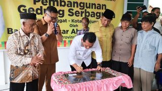 Ratusan Warga Tanjung Unggat Antusias Menyambut Peresmian Gedung Serbaguna oleh Ansar Ahmad