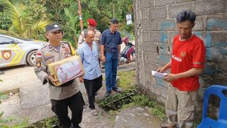 Polsek Bintan Utara Menyalurkan Bantuan Sosial kepada Korban Kebakaran di Teluk Lobam