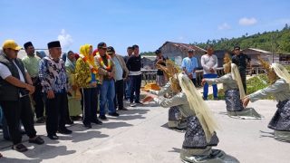Ingin Bupati Baru, Warga Seluan Ramai-ramai Menyambut Kedatangan Cen Sui Lan