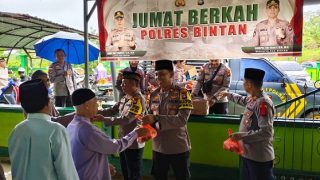 Jumat Berkah, Polres Bintan Membagikan Nasi Bungkus di Masjid Al-Hikmah Kampung Pisang