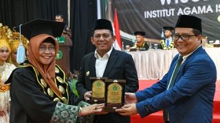 Gubernur Kepri Menyerukan Pentingnya Pendidikan Unggul di Wisuda Mahasiswa IAI-MU Tanjungpinang