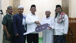 Gubernur Kepri Menyerahkan Bantuan Mobil Jenazah di Masjid Nurul Hidayah Batam