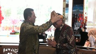 Ansar Ahmad Menyambut Rony Widijarto Kepala BI Kepri dengan Tanjak Melayu