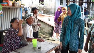 Hafizha Rahmadhani Mengunjungi Warga Terdampak Banjir Rob di Mentigi Laut