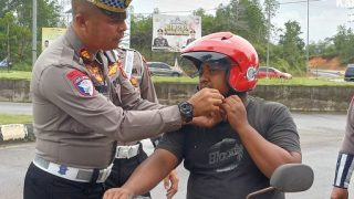 Satlantas Polres Bintan Berbagi Helm Gratis buat Pelanggar Lalu Lintas