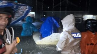 Bencana Awal Tahun 2025, Tim Polres Bintan Mengevakuasi Puluhan Warga Terdampak Banjir
