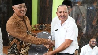 Sekdaprov Kepri Menyerahkan Mobil Ambulans untuk Yayasan Asy Syuhadaa Bandar Insani Batam