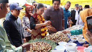 Ni Luh Puspa Berwisata ke Gurun Pasir Bintan Disuguhkan Gonggong dan Durian Daun