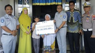 Ahli Waris Korban Laka Lantas di Jalan Daeng Celak Menerima Santunan Rp50 Juta