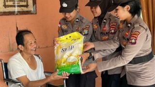 Polwan Polres Bintan Berbagi Paket Sembako kepada Lansia