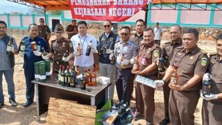 Kejari Bintan Memusnahkan BB Mikol dan Rokok Ilegal Senilai Rp37 Miliar