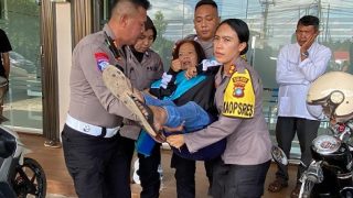 Ini Aksi Heroik Kapolres Bintan Saat Membantu Korban Laka Lantas di Km 16 Toapaya