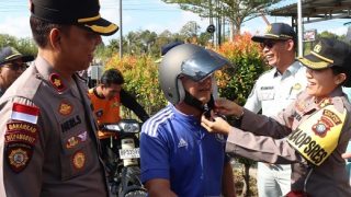 Pengendara Masih Santuy Tak Pakai Helm di Depan Kapolres Bintan