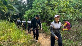 Cara Kapolres Bintan AKBP Yunita Stevani Membangun Kebersamaan, Ajak Anggota Mendaki Gunung Lengkuas