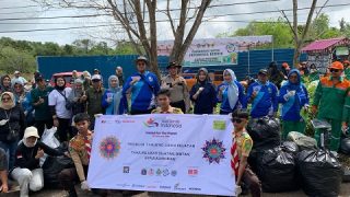 Hari Peduli Sampah, DLH Bintan dan Polsek Bintan Utara Gotong Royong Sekaligus Tanam Pohon