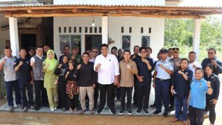 Foto PWI Bintan Menyerahkan Rumah Hunian kepada Keluarga Fahrul Rozi dan Eva pada Peringatan HPN 2025